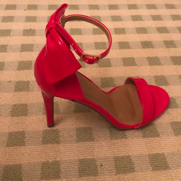 Pretty red heels with bow detail - Picture 2 of 5